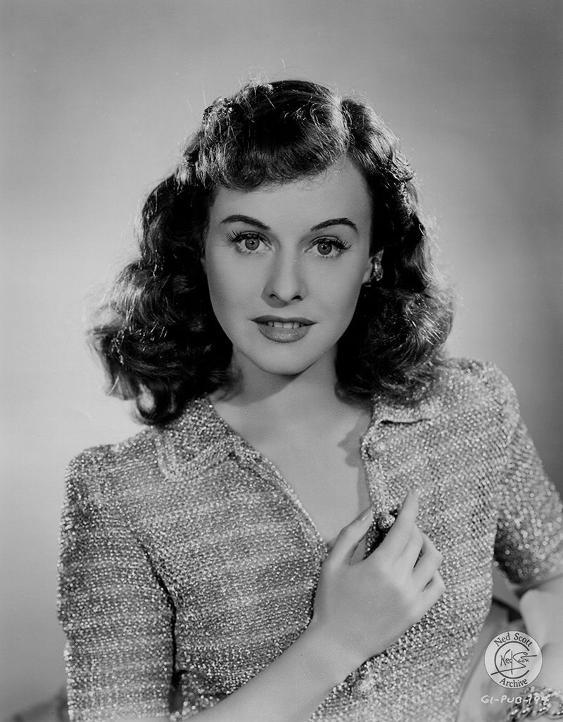 How tall is Paulette Goddard?